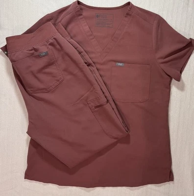 Conjunto Exfoliante Figs Malva con Top Cuello en V y Cintura Elástica Pantalones Jogger Talla M Foto 1 de 4