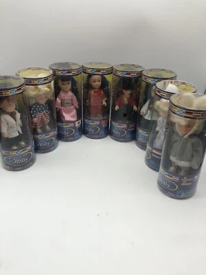 "Lote de 8 muñecas International Holly varios países nuevo stock antiguo 2005 4"" de alto" Foto 1 de 4