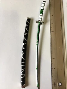 Hoja de Katana Grabada Verde Metal Escala 1/6 Blanco Verde Empuñadura Funda de Cebra Negra - Imagen 1 de 4