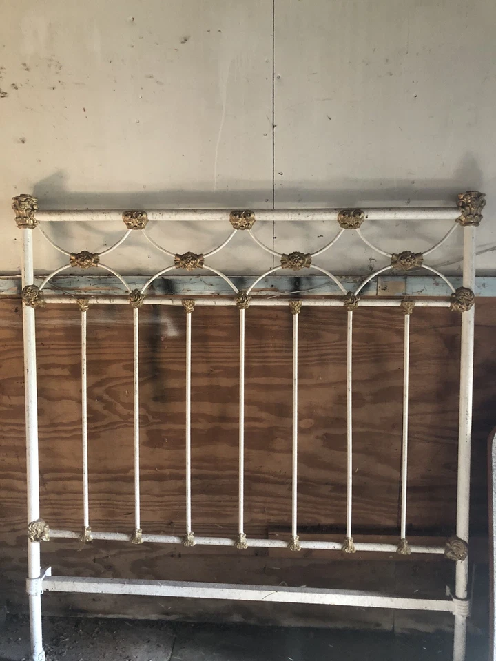 Cabecero antiguo de hierro forjado tamaño doble Foto 1 de 1