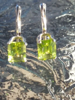 Pendientes con cierre de palanca de corte octágono creado en laboratorio de peridoto de oro blanco macizo de 14 k  Foto 1 de 4