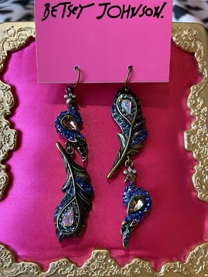 Brincos incompatíveis com penas de bicho de pássaro pavão todos embrulhados Betsey Johnson - Imagem 1 de 2