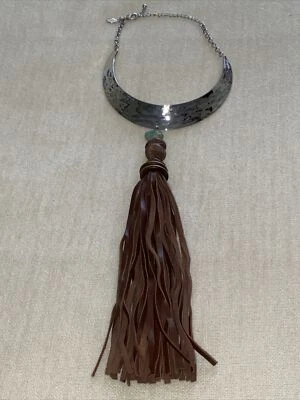 COLLAR LLAMATIVO CHICOS COLLAR MARTILLADO CON BORLA TURQUESA Y CUERO NUEVO SIN ETIQUETAS $99 Foto 1 de 4