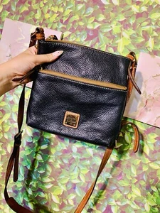 Dooney And Bourke Umhängetasche Kieselkorn kleine Quaste schwarz und braun - Bild 1 von 9