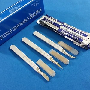 30 pz BISTURI CHIRURGICI STERILI USA E GETTA #10 #11 #12 MANICO IN PLASTICA GRADUATO - Foto 1 di 3
