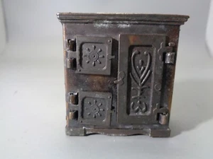 Vintage Die-Cast Miniature Zink Alloy Metal Antique Ice Box Pencil Sharpener - Picture 1 of 7