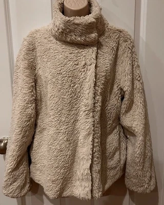 Jaqueta Patagonia de pele sintética forrada de cetim grande off white com zíper feminina frete baixo - Imagem 1 de 4