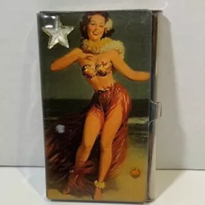 Vintage silberfarbenes Zigarettenetui mit Pin Up Hula Girl Bild auf Vorderseite - Bild 1 von 10
