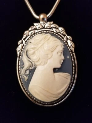 Colgante camafeo estilo victoriano 30x40 mm; cadena de acero inoxidable con cierre magnético Foto 1 de 3