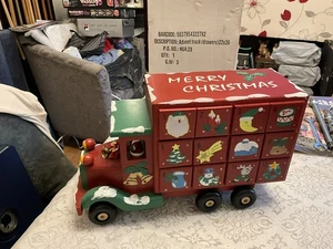 CALENDARIO DE ADVIENTO DE NAVIDAD DE MADERA CON CAJONES DE REGALO. CAMIÓN SANTA Y MUÑECO DE NIEVE 2,5 KG - Imagen 1 de 16
