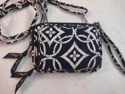 Bandolera/muñequera concierto todo en uno VERA BRADLEY blanco y negro con correa Foto 1 de 4