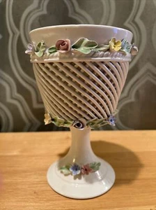 Capodimonte Italien weiß Wirbelkorb geflochten Podest Kelch mehrfarbig Blumen - Bild 1 von 5