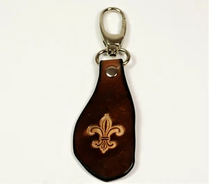 Schlüsselanhänger Leder braun Fleur de Lis Prägung Handarbeit Französische Lilie - Picture 1 of 4