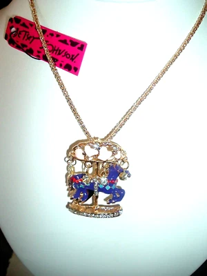 Betsey Johnson MINIATURA Rosa Púrpura MERRY GO ROUND CARRUSEL COLLAR BROCHE NUEVO CON ETIQUETAS Foto 1 de 4