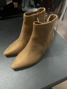 Women’s Universal Threads 6.5 Tan Half Boots With Heels - Picture 1 of 10