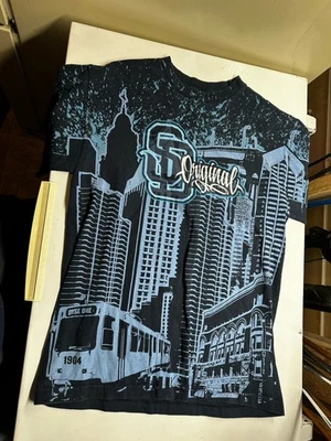 Camiseta Dyse One Original Logo Estampado Completo Para Hombre Talla Mediana EE. UU. Ropa de Calle Foto 1 de 3