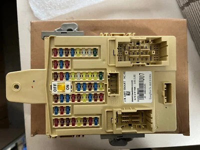 OEM for 2017-2019 Hyundai Santa Fe 91950-B8600 Cabin Fuse Box - Image 1 of 3