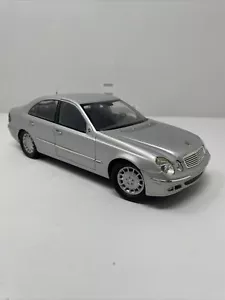 Kyosho 1:18 Diecast Mercedes-Benz Clase E W211 Sin Espejos Raro - Imagen 1 de 13
