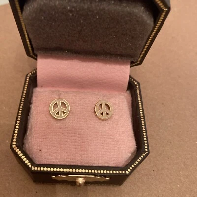 VINTAGE NIB Juicy Couture White Peace Sign Pieced Stud Earrings - Imagem 1 de 2