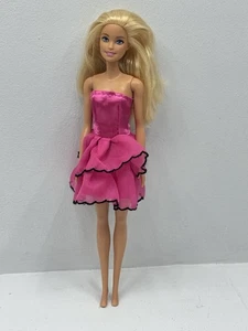 Barbie Kleid 2013 blonde Haare blaue Augen mit rosa Rüschen - Bild 1 von 5