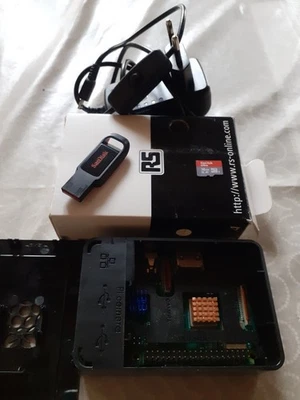 Raspberry Pi3 B+ avec boîtier, carte SD 16Go, alimentation  -clés usb 32 go  - Photo 1/2