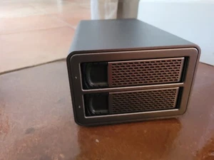 Yottamaster 2 Bay RAID External Hard Drive Enclosure USB3 2.5"/3.5" SATA HDD SSD - Afbeelding 1 van 8