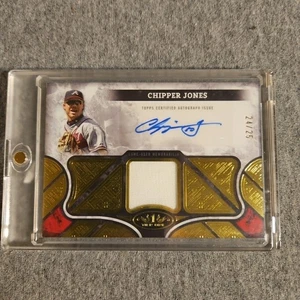 2025 Tier One Chipper Jones Auto Game Used Relic /25 Braves HOF 1 Touch Mag Inc. - Picture 1 of 2