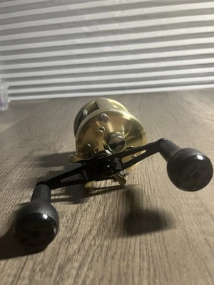 Shimano Calcutta 251 Baitcast Reel Left Hand from Japan - Image 1 of 3