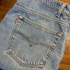 Levis 505 Regular Fit Straight Leg Mens Jeans Size 42x30 Light Wash Denim - Picture 1 of 9