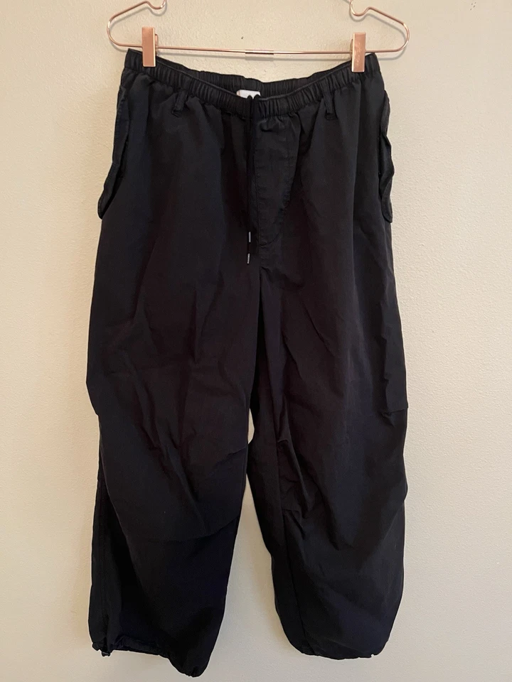 BDG Urban Outfitters 女式中号宽松降落伞慢跑裤女式黑色 — 第 1/4 张图片