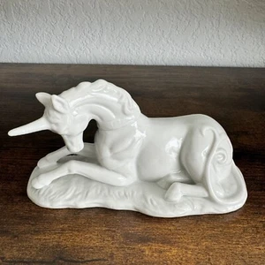Vintage Ceramic Porcelain White Unicorn Laying Down Figurine Made in Taiwan NICE - Picture 1 of 16