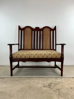 Antiguo sofá de dos plazas con respaldo en bastones y asiento tapizado Foto 1 de 4