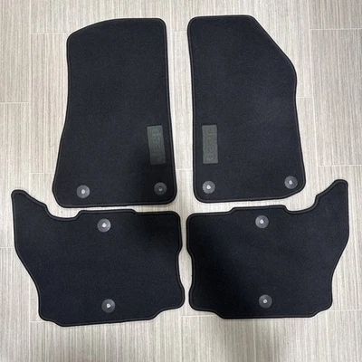 Оригинальные напольные коврики для Jeep Wrangler JL 4Xe MOPAR 6RV54TX7AA (альтернатива: 6RV54TX7AB) б/у в отличном состоянии - Изображение 1 из 4