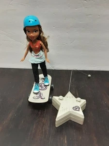 Bratz Skateboarder Yasmin Puppe mit ferngesteuertem Skateboard, Outfit & Helm - Bild 1 von 8