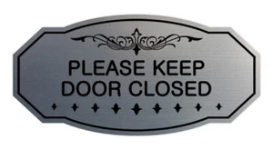 Victorian Please Keep Door Closed Sign (Brushed Silver) - Small 3" X 6" - Picture 1 of 1