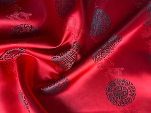 Tela jacquard roja con signo de suerte negro por metros - Imagen 1 de 4