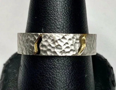 Anel/banda de ouro branco e amarelo 14k, acabamento de martelo Tamanho: 10,25 6mm 7,4g - Imagem 1 de 4