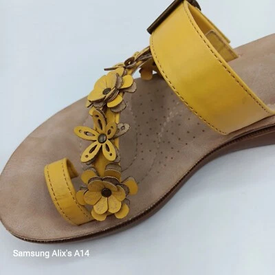 Annie Comfort Abetsy 黄色凉鞋 5.5 花卉装饰懒人鞋 — 第 1/4 张图片