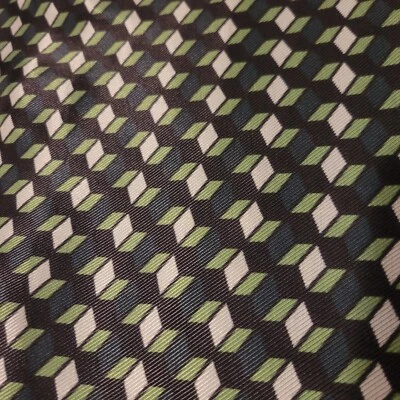 Cubos geométricos verde, blanco, verde azulado, negro Rayón Challis de Italia Foto 1 de 4