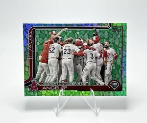 2025 Topps Series 1 - Los Angeles Angels Team Card Holiday Foil #85 Easter - Picture 1 of 2