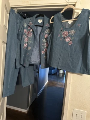 Raro Conjunto de 3 Piezas Chaqueta Denim Bordada Top Pantalón Talla P/L De Colección para Mujer Foto 1 de 4