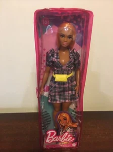 Barbie Fashionistas Puppe 2020 AA kariertes Kleid # 161 Bauchtasche Neu Zip Paket - Bild 1 von 9