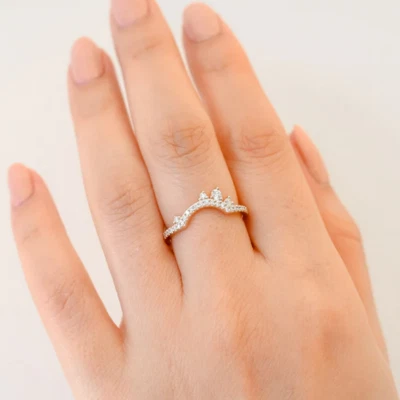 Cuenta con un motivo asimétrico de moissanita blanca en anillo fino de oro amarillo de 10 quilates Foto 1 de 4