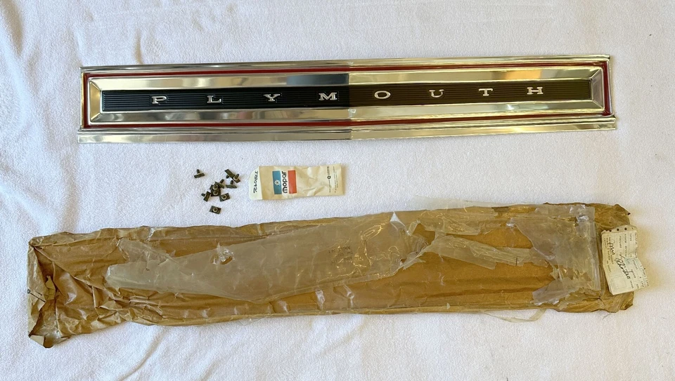 Nuevo de Lote Antiguo MoPar 1974-76 Plymouth Scamp Valiant Panel de Acabado Trasero 75 Brougham 4 puertas Foto 1 de 4