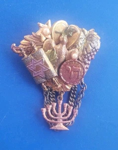 Broche prendedor judaica vintage tono dorado.   - Imagen 1 de 3