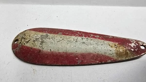 Señuelo de pesca vintage cuchara de metal 3,5 pulgadas rojo blanco rayas caja de aparejos antigua encontrar - Imagen 1 de 4