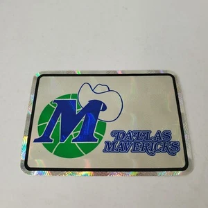 De Colección Dallas Mavericks Antiguo Logo Vending Pegatina NBA Baloncesto Prismático Equipo Años 90 - Imagen 1 de 3