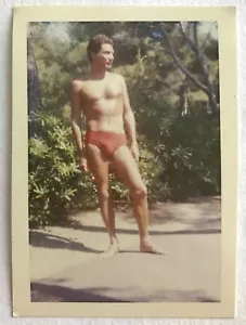OLD PHOTO - VINTAGE SNAPSHOT - MEN BARE CHEST MUSCLE SWIMSUIT - MAN - Picture 1 of 2