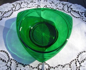 Cenicero vintage Anchor Hocking vidrio verde Art Deco triángulo 6 1/4" cuenco caramelo - Imagen 1 de 6