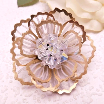 Broche flor dorada 3D grabado en cuentas acrílicas y auroras de inspiración vintage Foto 1 de 4